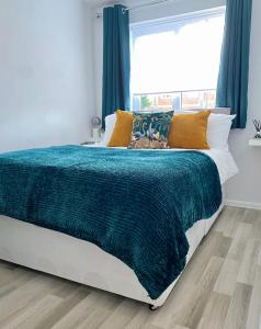 En eller flere senge i et værelse på Kingmaker House! Luxury 4 Beds - Free Private Parking and Garden