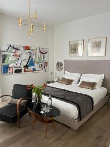 1 dormitorio con cama, mesa y sofá en Relais Pensiero, en Verona