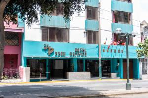 un edificio azul al lado de una calle en Hotel Perú Pacífico, en Lima