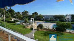 - une vue depuis le balcon d'un complexe avec piscine dans l'établissement Apartamentos Jardines del Puerto Altamar, à Alcossebre