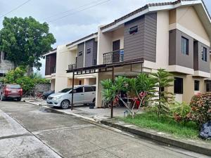 Gallery image of Townhouse with WIFI, parking, POOL in notingham villas near taytay tiange c6 in Taytay