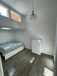 Habitación blanca con cama y ventana en NORD MILANO LUXURY APARTMENTS, en Bresso