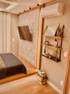 ein kleines Schlafzimmer mit einem Bett und einem Fenster in der Unterkunft Home Club encantador. Beto Carrero in Penha