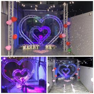een paarse hartvormige ingang naar een winkel bij Duke 369 in Donggang