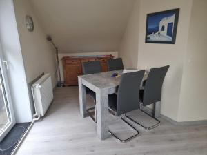 a dining room table and chairs in a room at Ferienwohnungen Öker - Whg 2 - familiengerechte Fewo mit 2 SZ, nur wenige Gehminuten zum Hauptstrand in Grömitz