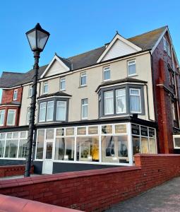 um edifício com uma luz de rua em frente em Windsor Park promenade em Blackpool