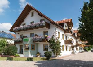 ein Gebäude mit Blumen auf der Seite in der Unterkunft Hotel garni Hopfengold in Wolnzach