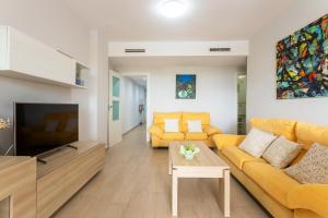Televízia a/alebo spoločenská miestnosť v ubytovaní Spacious apartment in El Campello, 120 m², shared pool