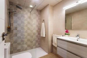 Kúpeľňa v ubytovaní Spacious apartment in El Campello, 120 m², shared pool