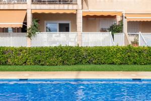 Bazén v ubytovaní Spacious apartment in El Campello, 120 m², shared pool alebo v jeho blízkosti