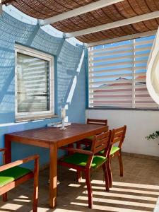 een eetkamer met een houten tafel en 2 stoelen bij One bedroom appartement at Zaton 200 m away from the beach with furnished garden and wifi in Zaton