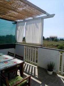 Balcon ou terrasse dans l'établissement One bedroom appartement at Zaton 200 m away from the beach with furnished garden and wifi