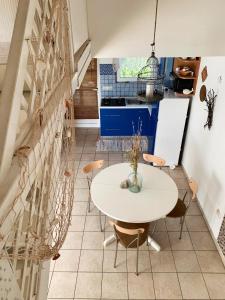 - une cuisine avec une table et des chaises blanches dans l'établissement One bedroom appartement at Zaton 200 m away from the beach with furnished garden and wifi, à Zaton