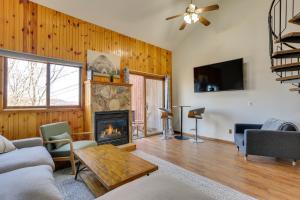 Et tv og/eller underholdning på Vernon Township Vacation Rental with Private Balcony