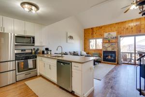 Køkken eller tekøkken på Vernon Township Vacation Rental with Private Balcony