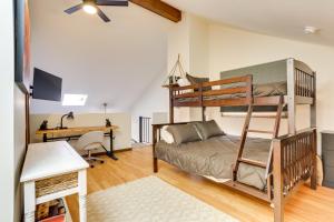 En eller flere senge i et værelse på Vernon Township Vacation Rental with Private Balcony