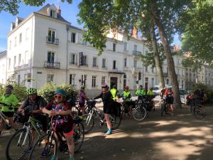 eine Gruppe von Menschen, die mit dem Fahrrad eine Straße entlangfahren in der Unterkunft Hotel Mirabeau in Tours