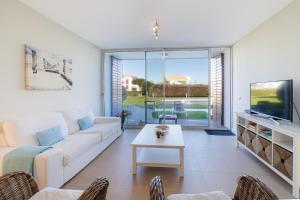 un soggiorno con un divano bianco e una TV di Villa Blue Sagres G a Sagres