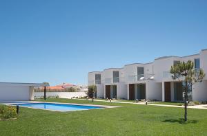 una imagen de una villa con piscina en Villa Blue Sagres G, en Sagres