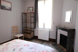 una camera con letto, camino e finestra di laureclipse2 a Mers-les-Bains