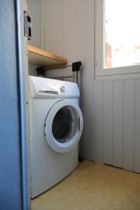 eine Waschmaschine in einem Zimmer mit Fenster in der Unterkunft laureclipse2 in Mers-les-Bains