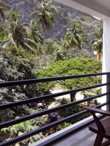 einen Blick vom Balkon eines Resorts mit Palmen in der Unterkunft Oceanlodge El Nido in El Nido