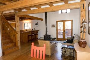 een woonkamer met een bank en een fornuis in een kamer bij Peaceful Santa Fe Forest Home, Comfy and Well-equipped in Santa Fe