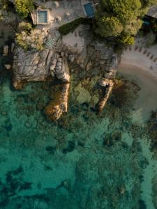 una vista aérea de una isla en el agua en Lagnonu, en Verghia