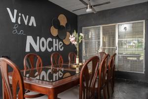 a dining room with a table and chairs at Casa Vibe San Juan Great for large groups in San Juan