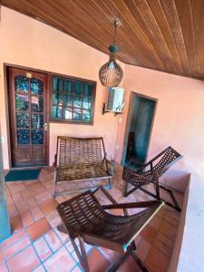 2 Stühle auf einer Veranda mit einer Decke in der Unterkunft Solar da Praia Pousada in Arraial do Cabo
