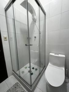 a bathroom with a glass shower with a toilet at Departamento en La Paz, en pleno centro histórico in La Paz