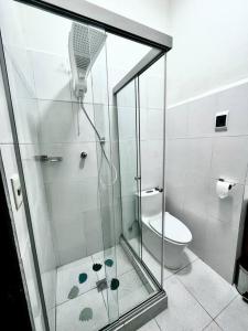 a bathroom with a glass shower with a toilet at Departamento en La Paz, en pleno centro histórico in La Paz