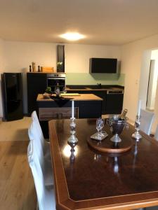 Eldhús eða eldhúskrókur á Ferienwohnung Traunkirchen mit Seeblick