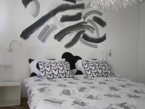 una camera da letto con un letto e un dipinto sul muro di A bright hideaway a Dubrovnik