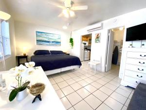 a bedroom with a bed and a table with flowers at Southwinds Inn by The Gold Nests in Hollywood