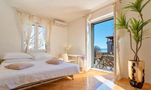 - une chambre avec un grand lit et une grande fenêtre dans l'établissement Palomar Luxury Apartment Split, à Split