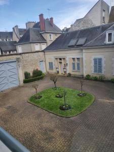 una casa con un vialetto d'accesso e alberi nel cortile di La porte St Georges, le centre ville a Vendôme