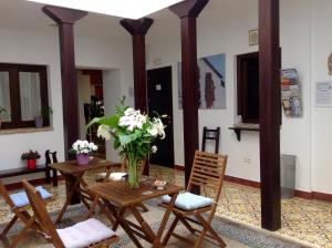 コルドバにあるオスペデリア アルマ アンダルーシの花瓶付きのテーブルと椅子