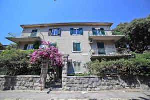 une maison avec une clôture et des fleurs devant elle dans l'établissement Palomar Luxury Apartment Split, à Split