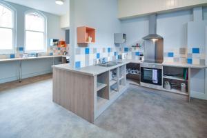 cocina grande con azulejos azules y blancos en la pared en Y Clinc, en Cardigan