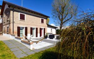 ein Haus mit einer Bank davor in der Unterkunft B&B La casa di Graz in Reggio nell'Emilia