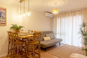 Un comedor con una mesa y sillas y un sofá. en CityLiving, en Oporto 20 fotos más
