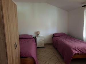 1 dormitorio con 2 camas, vestidor y ventana en One bedroom appartement with furnished garden and wifi at Belisce, en Belišće