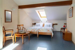 ein Schlafzimmer mit einem Bett, einem Tisch und Stühlen in der Unterkunft Sibelius Apartments in Prag