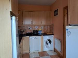 Kuchyň nebo kuchyňský kout v ubytování Spacious 6-Bed House 10 minutes from Knock Airport