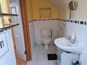 Koupelna v ubytování Spacious 6-Bed House 10 minutes from Knock Airport