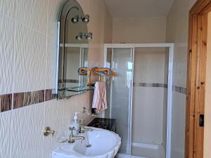 Koupelna v ubytování Spacious 6-Bed House 10 minutes from Knock Airport