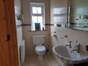 Koupelna v ubytování Spacious 6-Bed House 10 minutes from Knock Airport