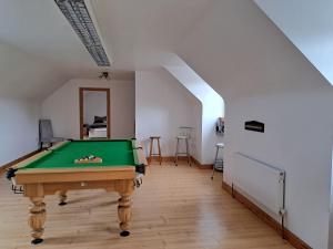 Biliár nebo kulečník v ubytování Spacious 6-Bed House 10 minutes from Knock Airport