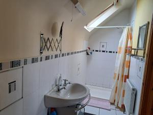 Koupelna v ubytování Spacious 6-Bed House 10 minutes from Knock Airport